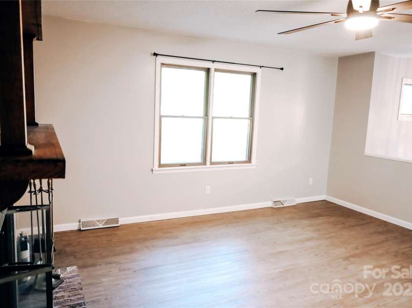 32 Windy Hollow Road, Asheville, NC 28806.  MLS# CAR4315574, YatesRealty ID 8712. 