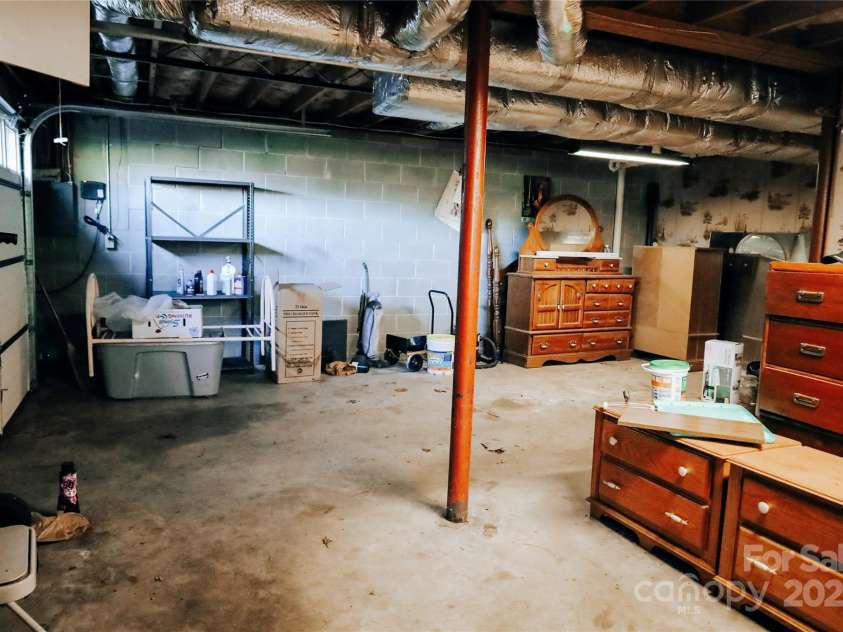 32 Windy Hollow Road, Asheville, NC 28806.  MLS# CAR4315574, YatesRealty ID 8712. 