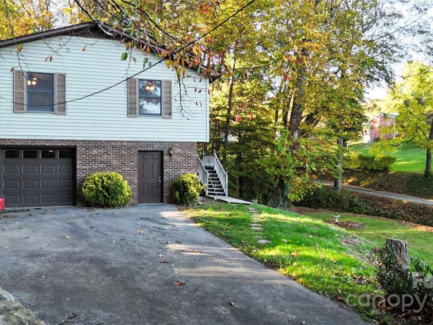 32 Windy Hollow Road, Asheville, NC 28806.  MLS# CAR4315574, YatesRealty ID 8712. 