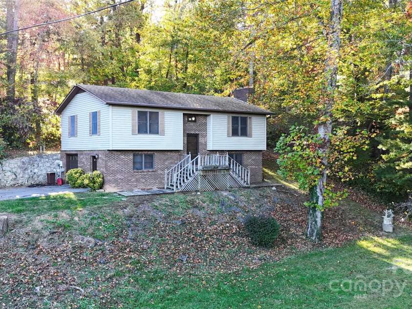 32 Windy Hollow Road, Asheville, NC 28806.  MLS# CAR4315574, YatesRealty ID 8712. 