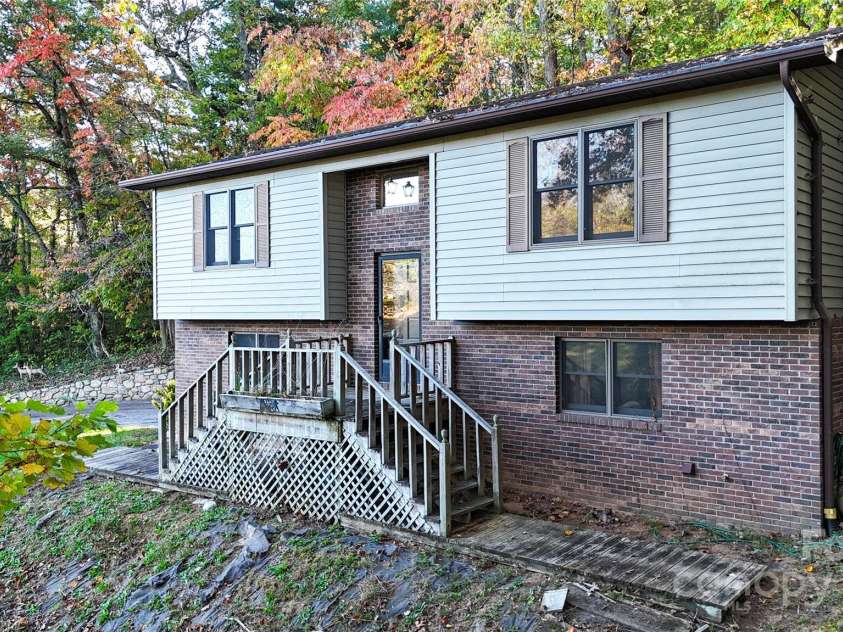 32 Windy Hollow Road, Asheville, NC 28806.  MLS# CAR4315574, YatesRealty ID 8712. 