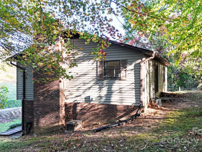 32 Windy Hollow Road, Asheville, NC 28806.  MLS# CAR4315574, YatesRealty ID 8712. 