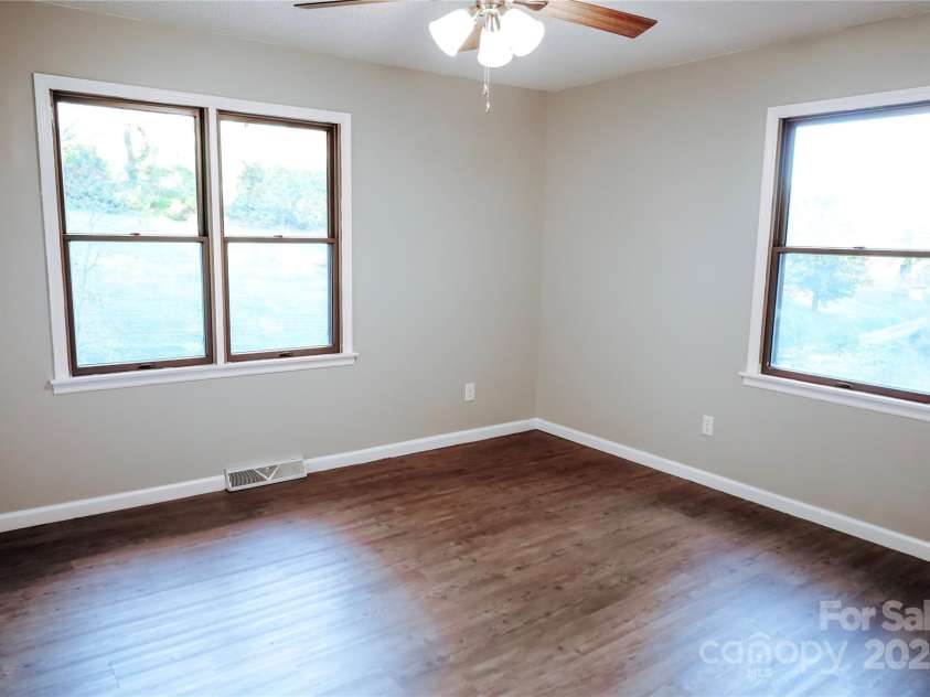 32 Windy Hollow Road, Asheville, NC 28806.  MLS# CAR4315574, YatesRealty ID 8712. Bedroom