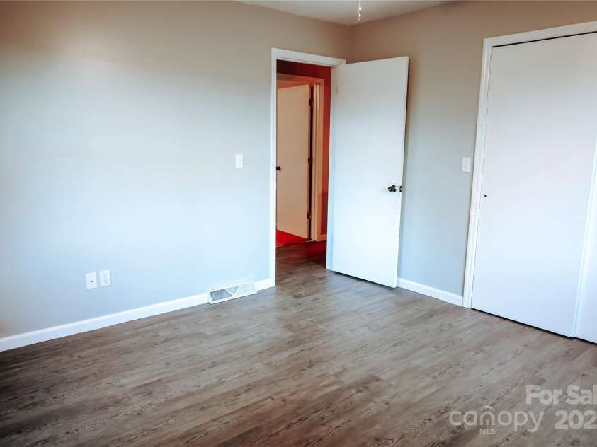 32 Windy Hollow Road, Asheville, NC 28806.  MLS# CAR4315574, YatesRealty ID 8712. Bedroom