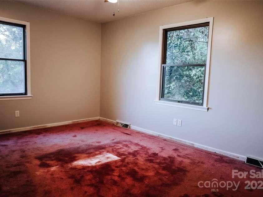 32 Windy Hollow Road, Asheville, NC 28806.  MLS# CAR4315574, YatesRealty ID 8712. Bedroom