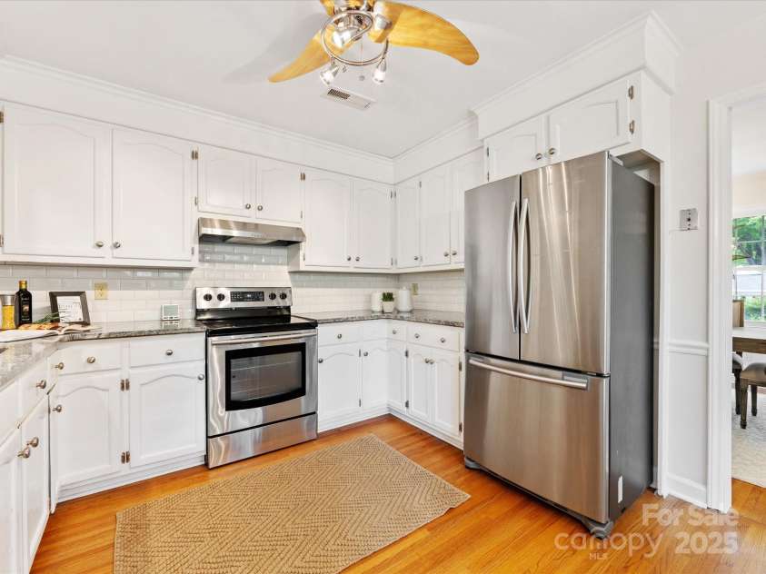 5817 Portburn Road, Charlotte, NC 28211.  MLS# CAR4250270, YatesRealty ID 8714. All appliances convey