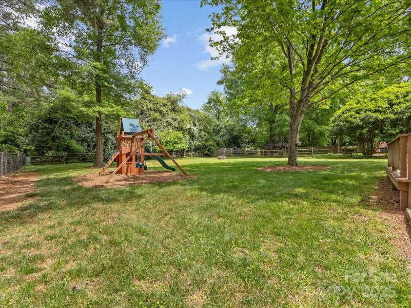 5817 Portburn Road, Charlotte, NC 28211.  MLS# CAR4250270, YatesRealty ID 8714. Fully fenced in