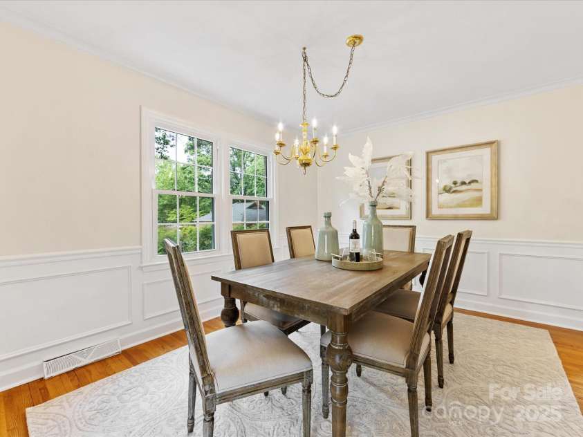 5817 Portburn Road, Charlotte, NC 28211.  MLS# CAR4250270, YatesRealty ID 8714. Spacious dining room