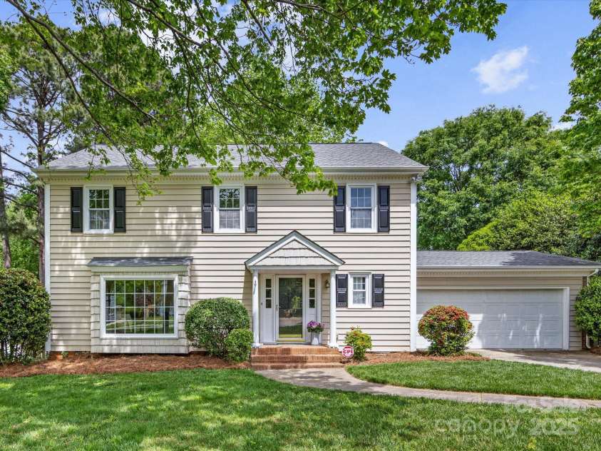 5817 Portburn Road, Charlotte, NC 28211.  MLS# CAR4250270, YatesRealty ID 8714. Welcome to 5817 Portburn!