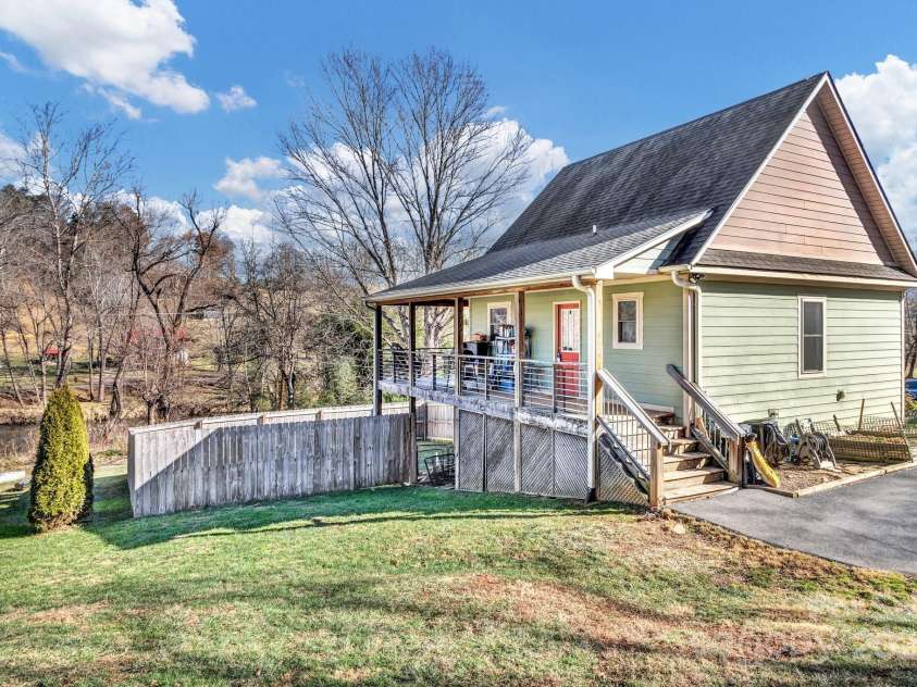 2600 Old Clyde Road, Clyde, NC 28721.  MLS# CAR4329622, YatesRealty ID 8716. 