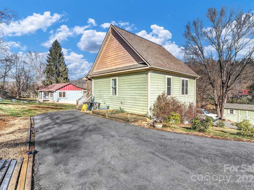 2600 Old Clyde Road, Clyde, NC 28721.  MLS# CAR4329622, YatesRealty ID 8716. 