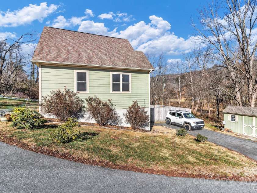 2600 Old Clyde Road, Clyde, NC 28721.  MLS# CAR4329622, YatesRealty ID 8716. 