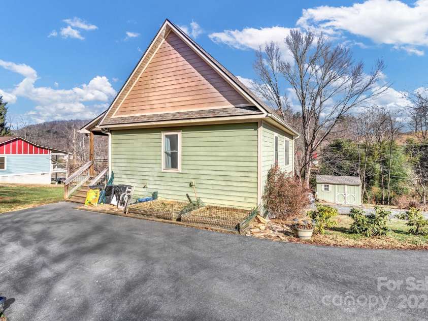 2600 Old Clyde Road, Clyde, NC 28721.  MLS# CAR4329622, YatesRealty ID 8716. 