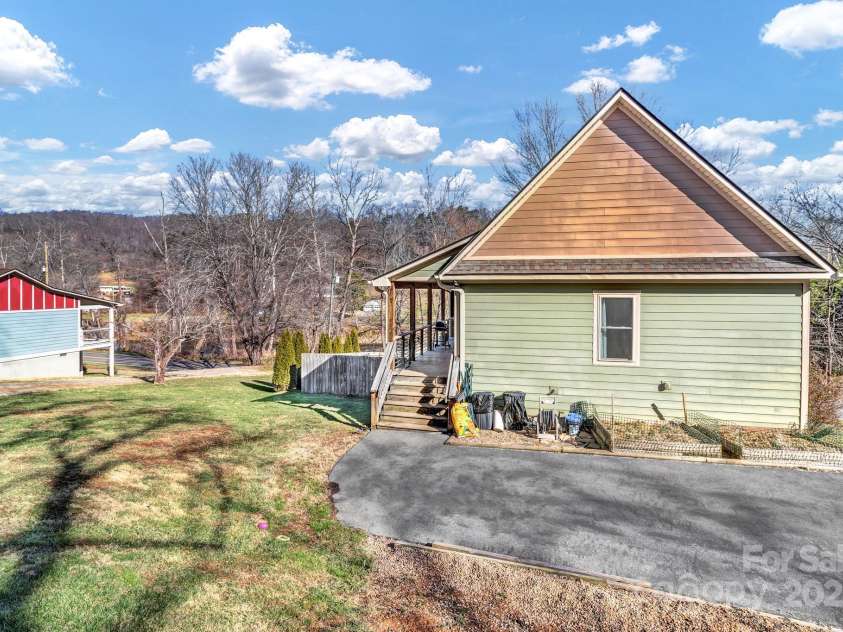 2600 Old Clyde Road, Clyde, NC 28721.  MLS# CAR4329622, YatesRealty ID 8716. 