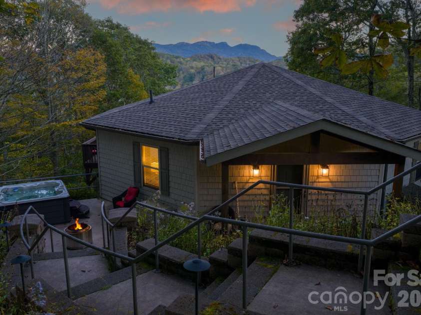 114 Deerwood Trail, Seven Devils, NC 28604.  MLS# CAR4363146, YatesRealty ID 8719. 