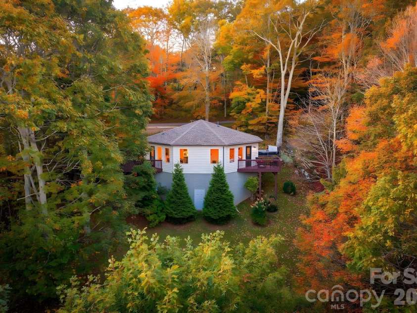 114 Deerwood Trail, Seven Devils, NC 28604.  MLS# CAR4363146, YatesRealty ID 8719. 