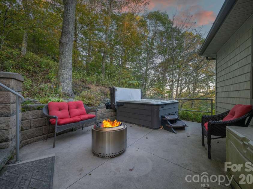 114 Deerwood Trail, Seven Devils, NC 28604.  MLS# CAR4363146, YatesRealty ID 8719. 