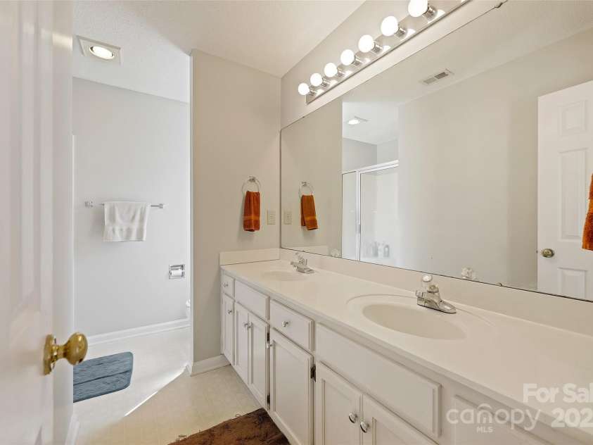 207 Crossing Avenue, Belmont, NC 28012.  MLS# CAR4289116, YatesRealty ID 8721. 