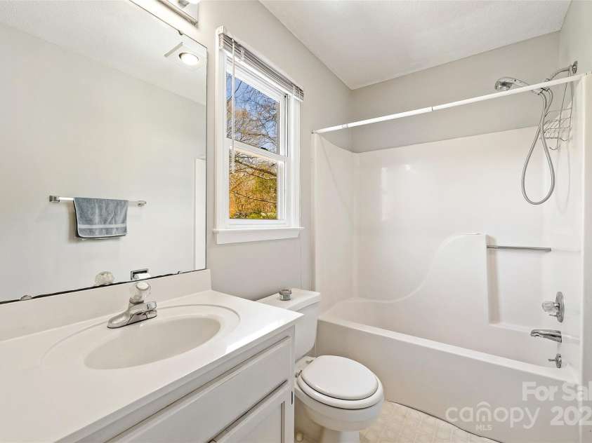 207 Crossing Avenue, Belmont, NC 28012.  MLS# CAR4289116, YatesRealty ID 8721. 