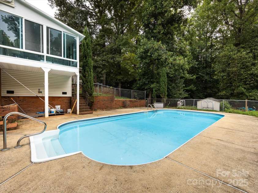 207 Crossing Avenue, Belmont, NC 28012.  MLS# CAR4289116, YatesRealty ID 8721. 