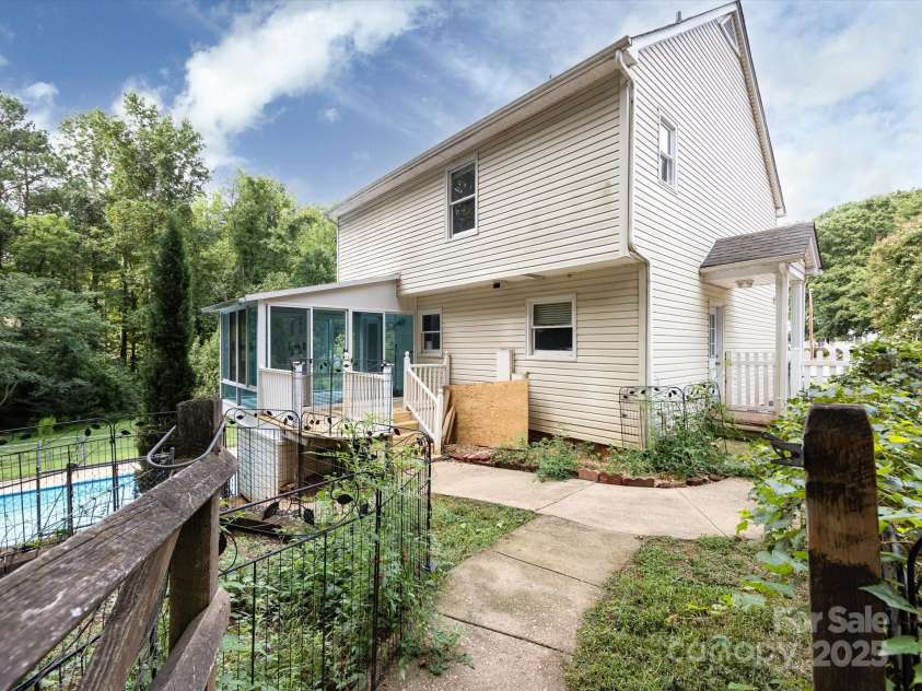 207 Crossing Avenue, Belmont, NC 28012.  MLS# CAR4289116, YatesRealty ID 8721. 