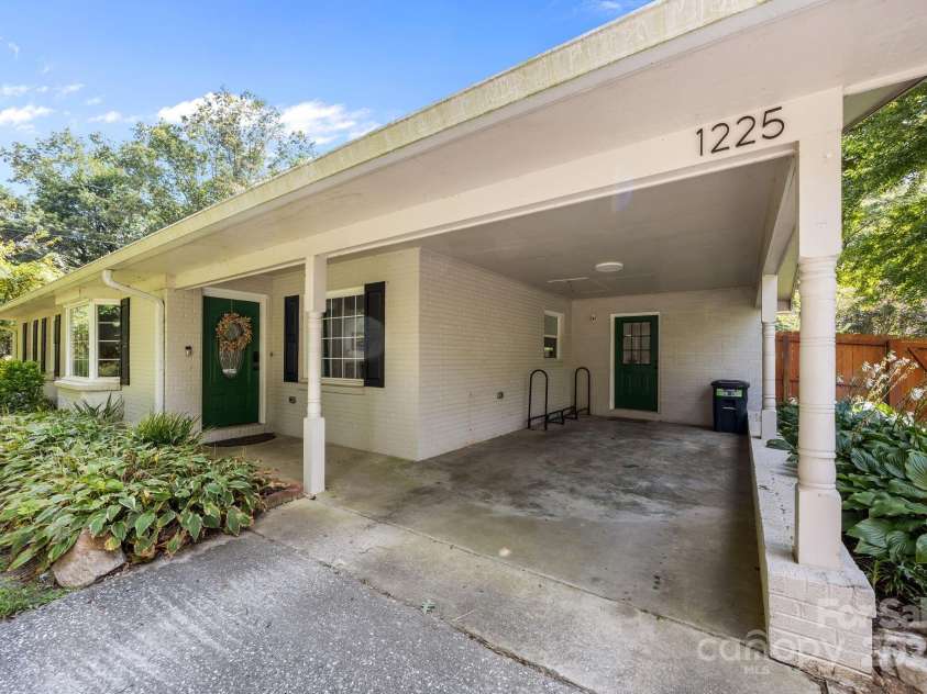 1225 Gilbert Street, Hendersonville, NC 28792.  MLS# CAR4307507, YatesRealty ID 8722. 