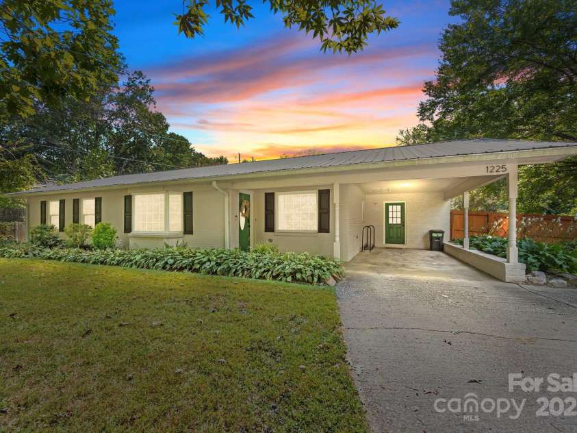 1225 Gilbert Street, Hendersonville, NC 28792.  MLS# CAR4307507, YatesRealty ID 8722. 