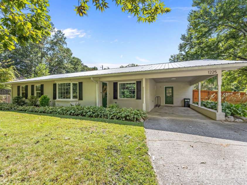 1225 Gilbert Street, Hendersonville, NC 28792.  MLS# CAR4307507, YatesRealty ID 8722. 