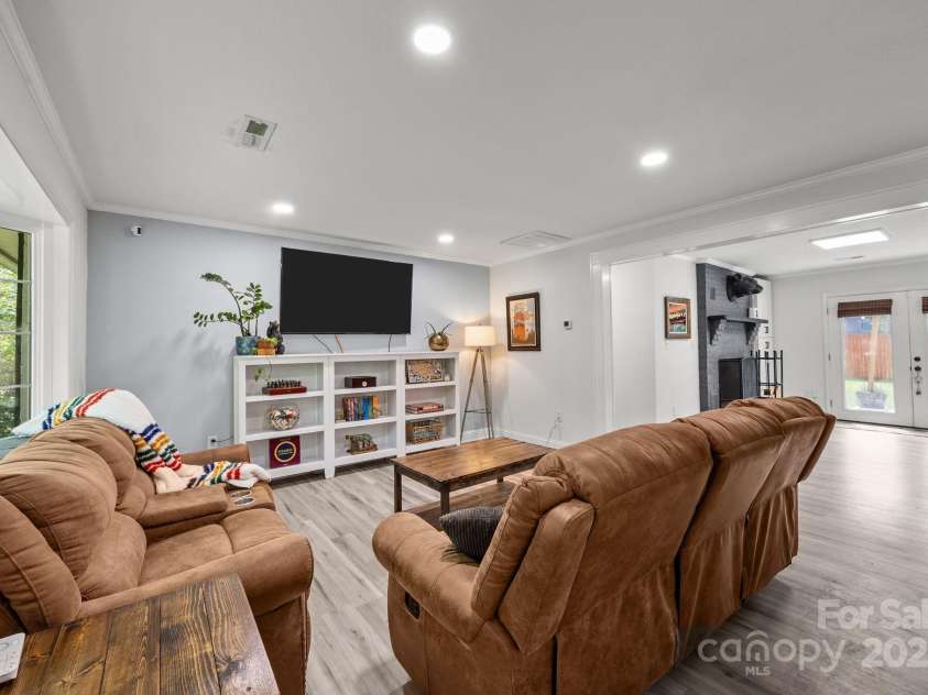 1225 Gilbert Street, Hendersonville, NC 28792.  MLS# CAR4307507, YatesRealty ID 8722. 
