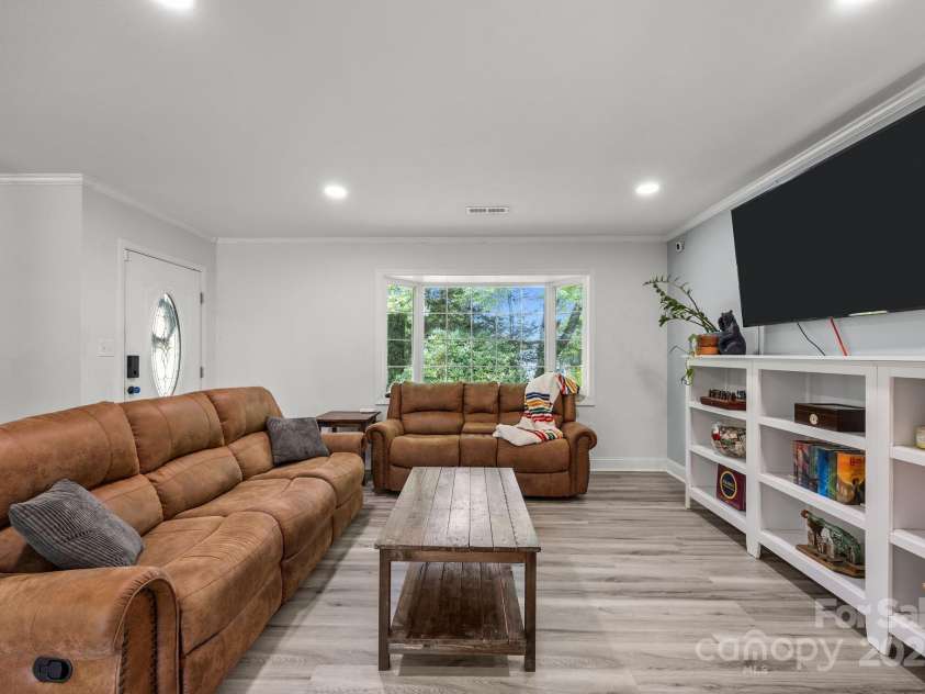 1225 Gilbert Street, Hendersonville, NC 28792.  MLS# CAR4307507, YatesRealty ID 8722. 