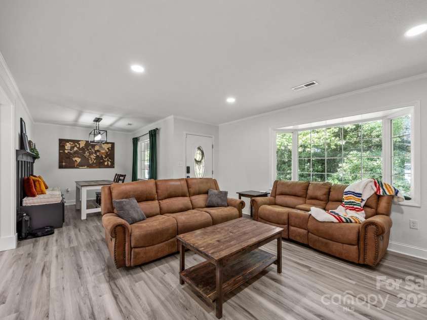 1225 Gilbert Street, Hendersonville, NC 28792.  MLS# CAR4307507, YatesRealty ID 8722. 