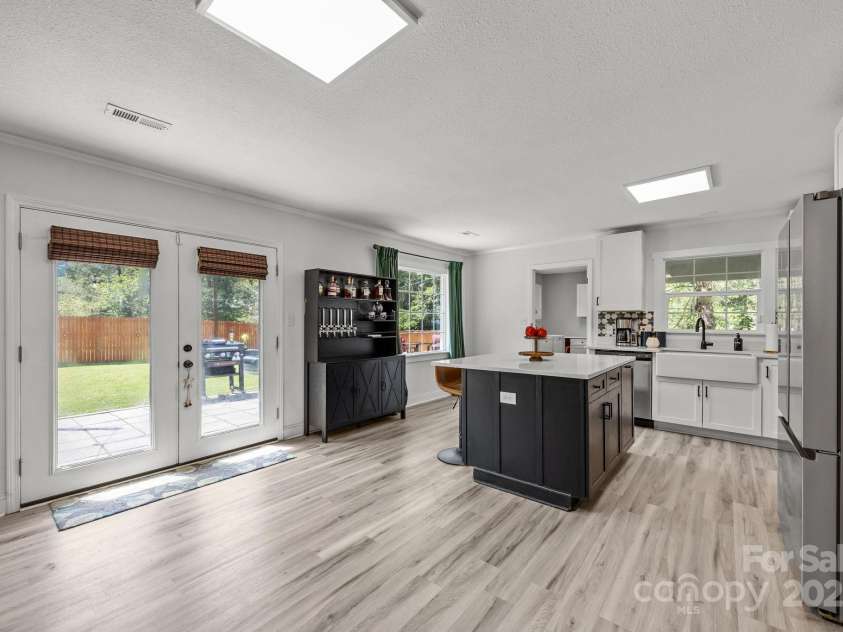 1225 Gilbert Street, Hendersonville, NC 28792.  MLS# CAR4307507, YatesRealty ID 8722. 