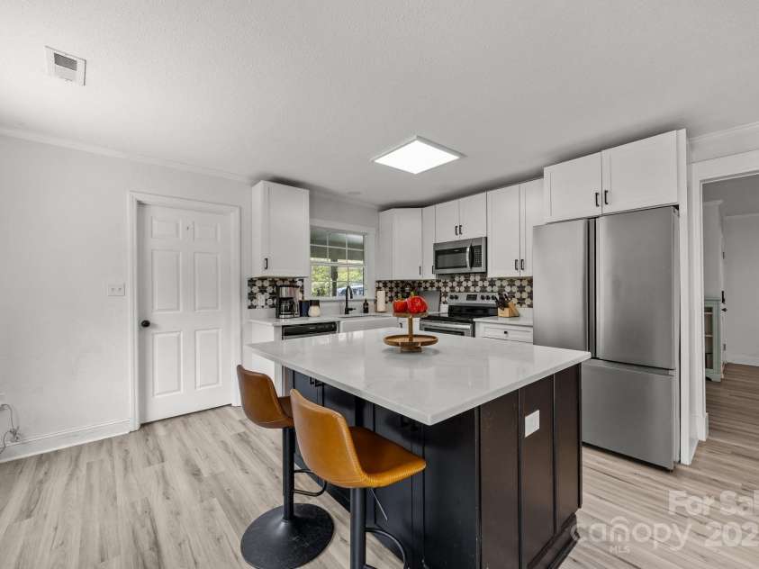 1225 Gilbert Street, Hendersonville, NC 28792.  MLS# CAR4307507, YatesRealty ID 8722. 
