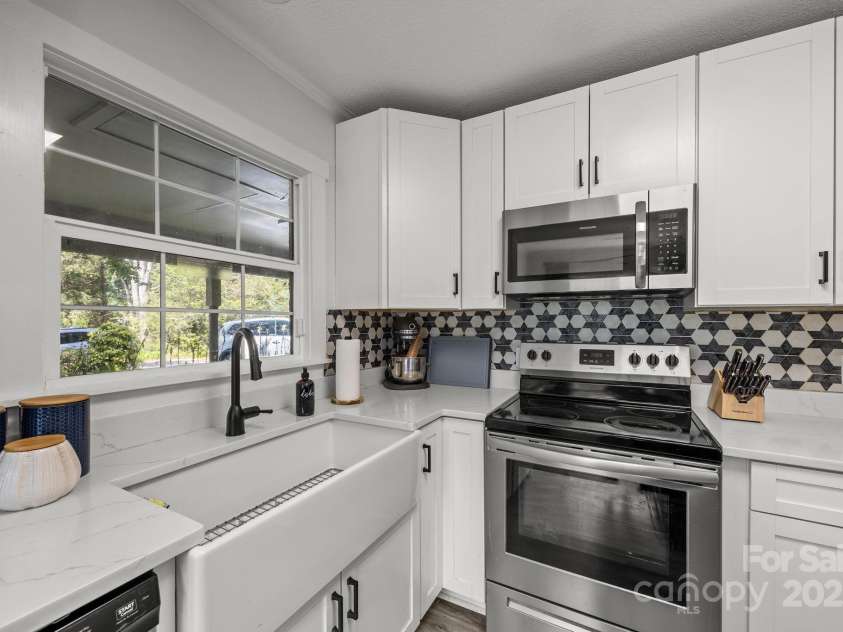 1225 Gilbert Street, Hendersonville, NC 28792.  MLS# CAR4307507, YatesRealty ID 8722. 