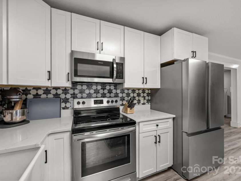1225 Gilbert Street, Hendersonville, NC 28792.  MLS# CAR4307507, YatesRealty ID 8722. 