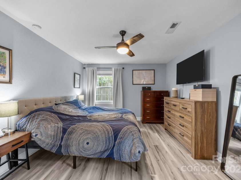 1225 Gilbert Street, Hendersonville, NC 28792.  MLS# CAR4307507, YatesRealty ID 8722. 