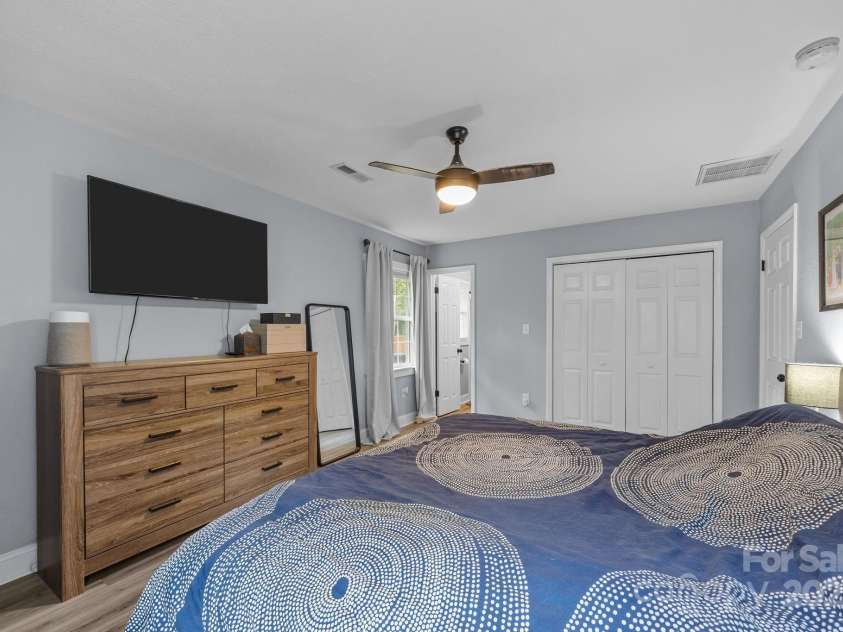 1225 Gilbert Street, Hendersonville, NC 28792.  MLS# CAR4307507, YatesRealty ID 8722. 