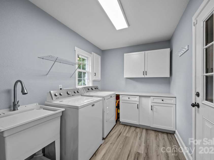 1225 Gilbert Street, Hendersonville, NC 28792.  MLS# CAR4307507, YatesRealty ID 8722. 
