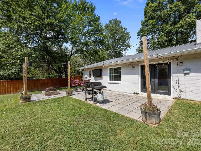 1225 Gilbert Street, Hendersonville, NC 28792.  MLS# CAR4307507, YatesRealty ID 8722. 