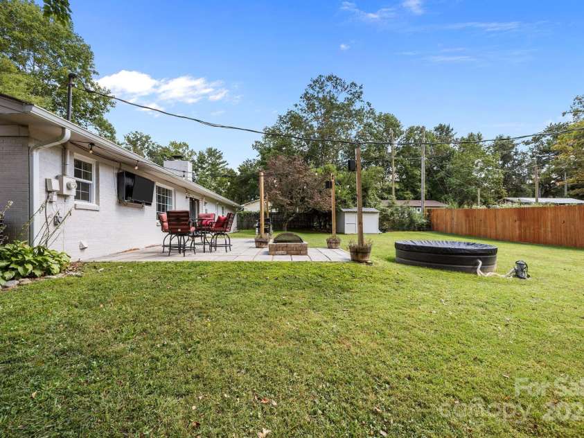 1225 Gilbert Street, Hendersonville, NC 28792.  MLS# CAR4307507, YatesRealty ID 8722. 