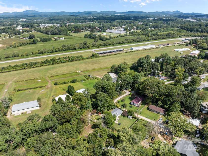 1225 Gilbert Street, Hendersonville, NC 28792.  MLS# CAR4307507, YatesRealty ID 8722. 