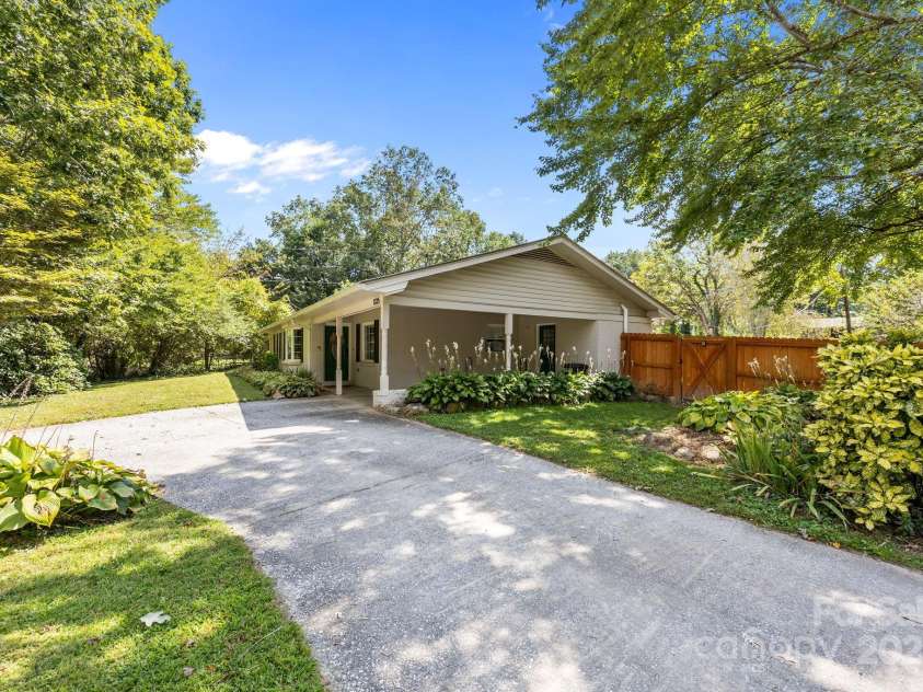 1225 Gilbert Street, Hendersonville, NC 28792.  MLS# CAR4307507, YatesRealty ID 8722. 
