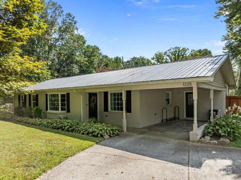 1225 Gilbert Street, Hendersonville, NC 28792.  MLS# CAR4307507, YatesRealty ID 8722. 
