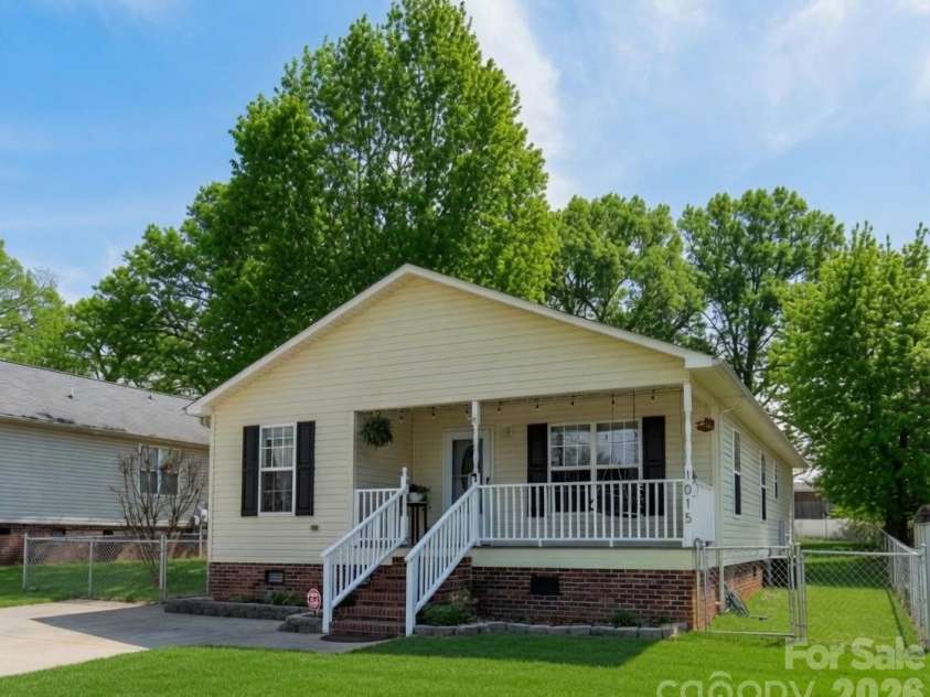 1015 Walnut Street, Kannapolis, NC 28081.  MLS# CAR4361943, YatesRealty ID 8727. 