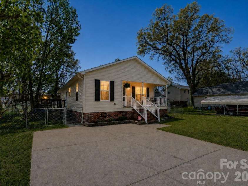 1015 Walnut Street, Kannapolis, NC 28081.  MLS# CAR4361943, YatesRealty ID 8727. VR Twilight 
