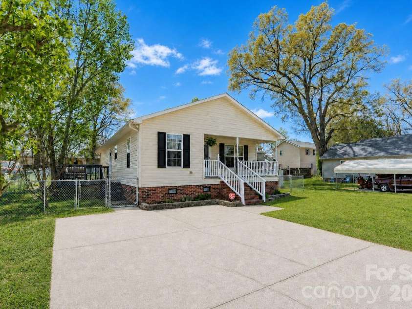1015 Walnut Street, Kannapolis, NC 28081.  MLS# CAR4361943, YatesRealty ID 8727. VR uplight sky 