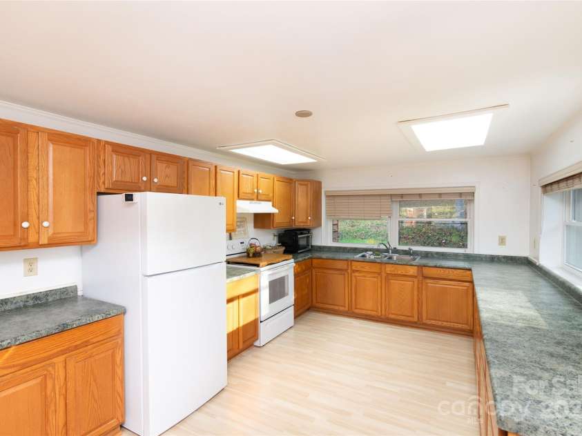1137 Saunders Road, Franklin, NC 28734.  MLS# CAR4327075, YatesRealty ID 8732. 