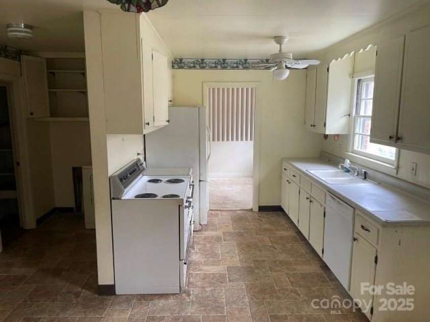 217 Hillcrest Drive, Union, SC 29379.  MLS# CAR4210816, YatesRealty ID 8736. 