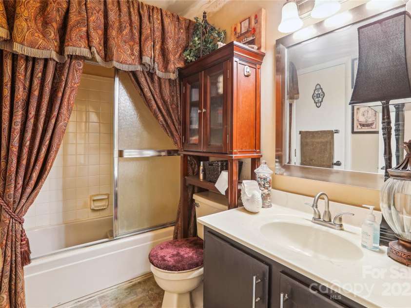 4811 Spring Lake Drive, Charlotte, NC 28212.  MLS# CAR4225358, YatesRealty ID 8737. 2nd Full Bath