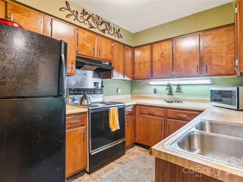 4811 Spring Lake Drive, Charlotte, NC 28212.  MLS# CAR4225358, YatesRealty ID 8737. Black appliances convey
